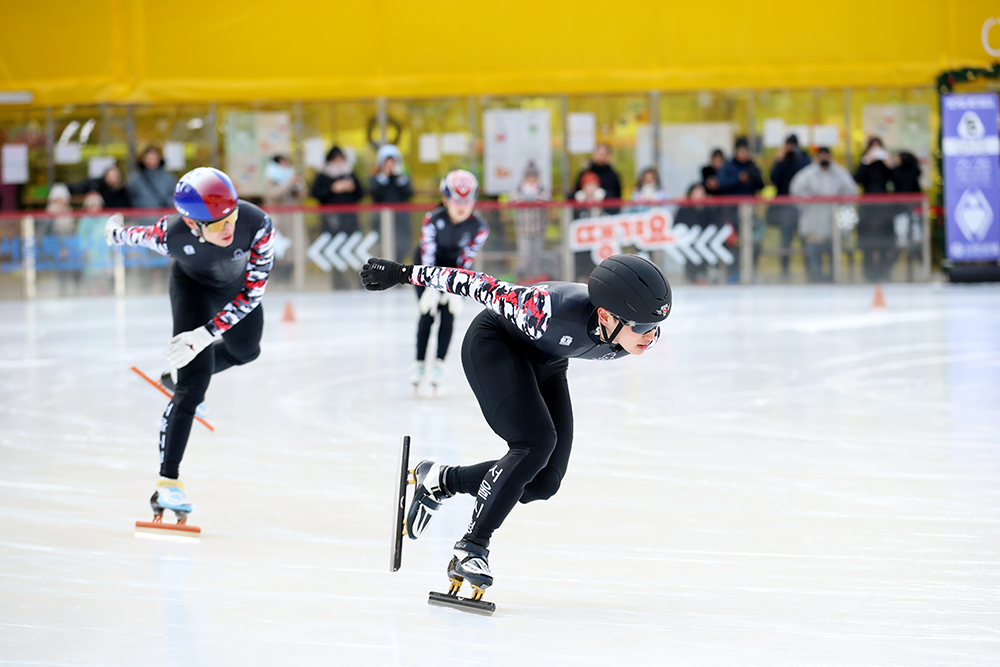 서울광장 스케이트장, 서울시청 쇼트트랙팀 시범공연으로 뜨거운 열기 !